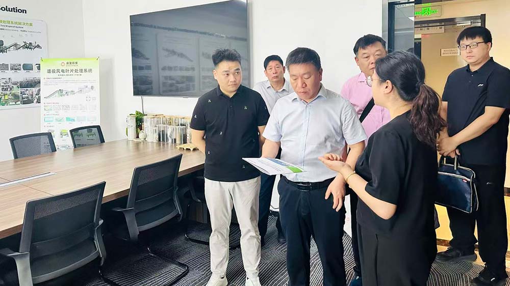 楊勝男向徐習軍一行介紹固廢資源化技術.jpg